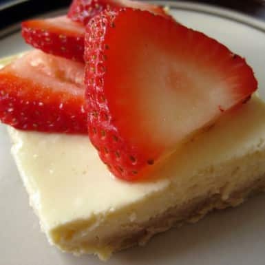Try these skinny cheesecake bars for a healthy and light dessert at your next dinner party!