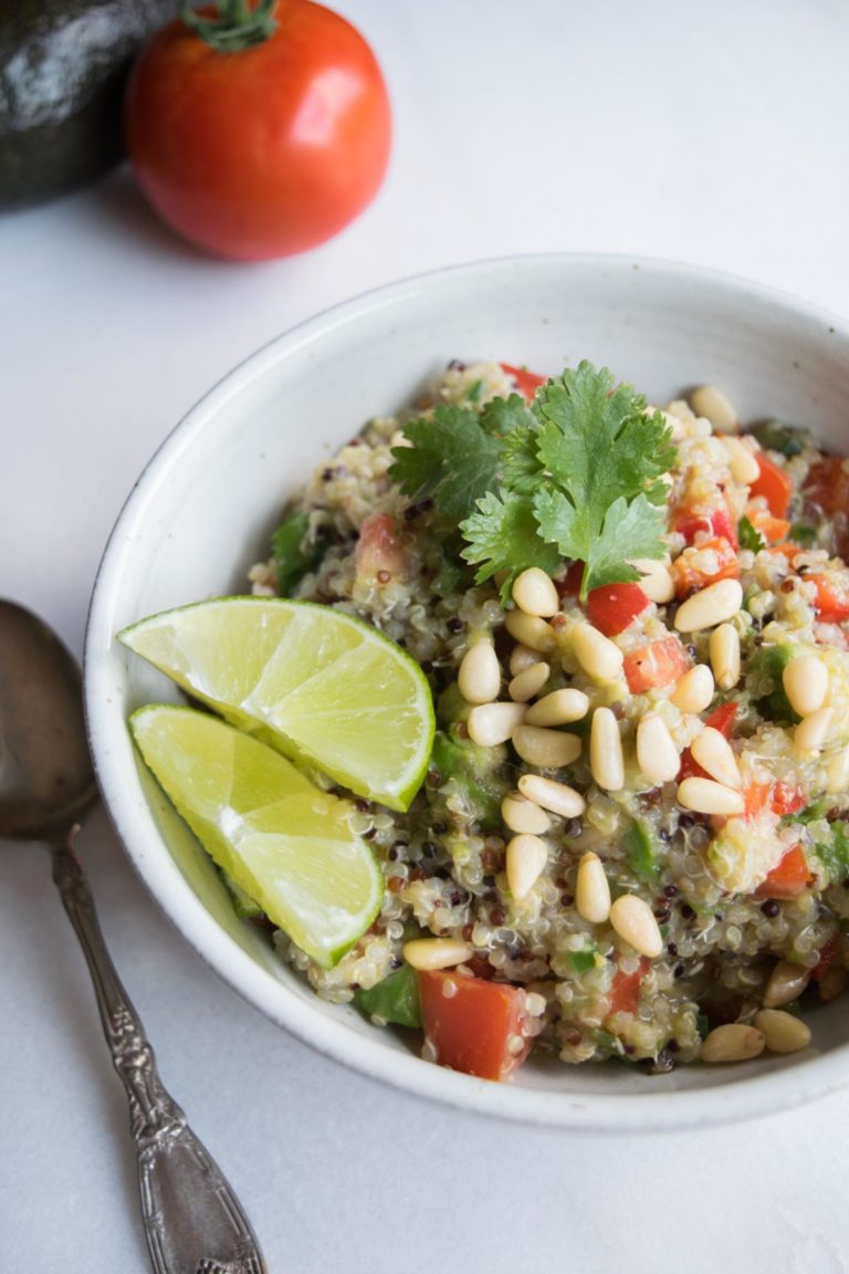 Super healthy lunch or dinner loaded with protein, fiber and healthy fats, this quinoa bowl is a party in your mouth!