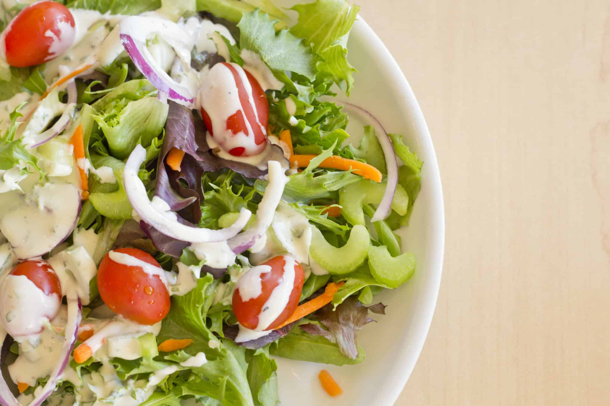 Think all salads are automatically healthy? Well, not always: these 7 mistakes can turn your salad from healthy to calorie bombs.