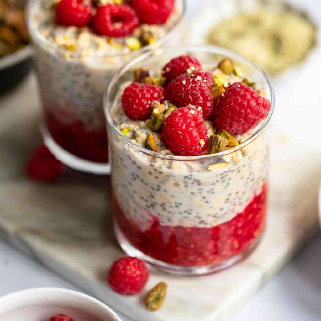 Vanilla overnight oats with raspberry topping