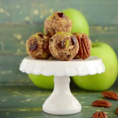 These no-bake apple pie energy balls are the perfect little fall bites that kids and adult will love!