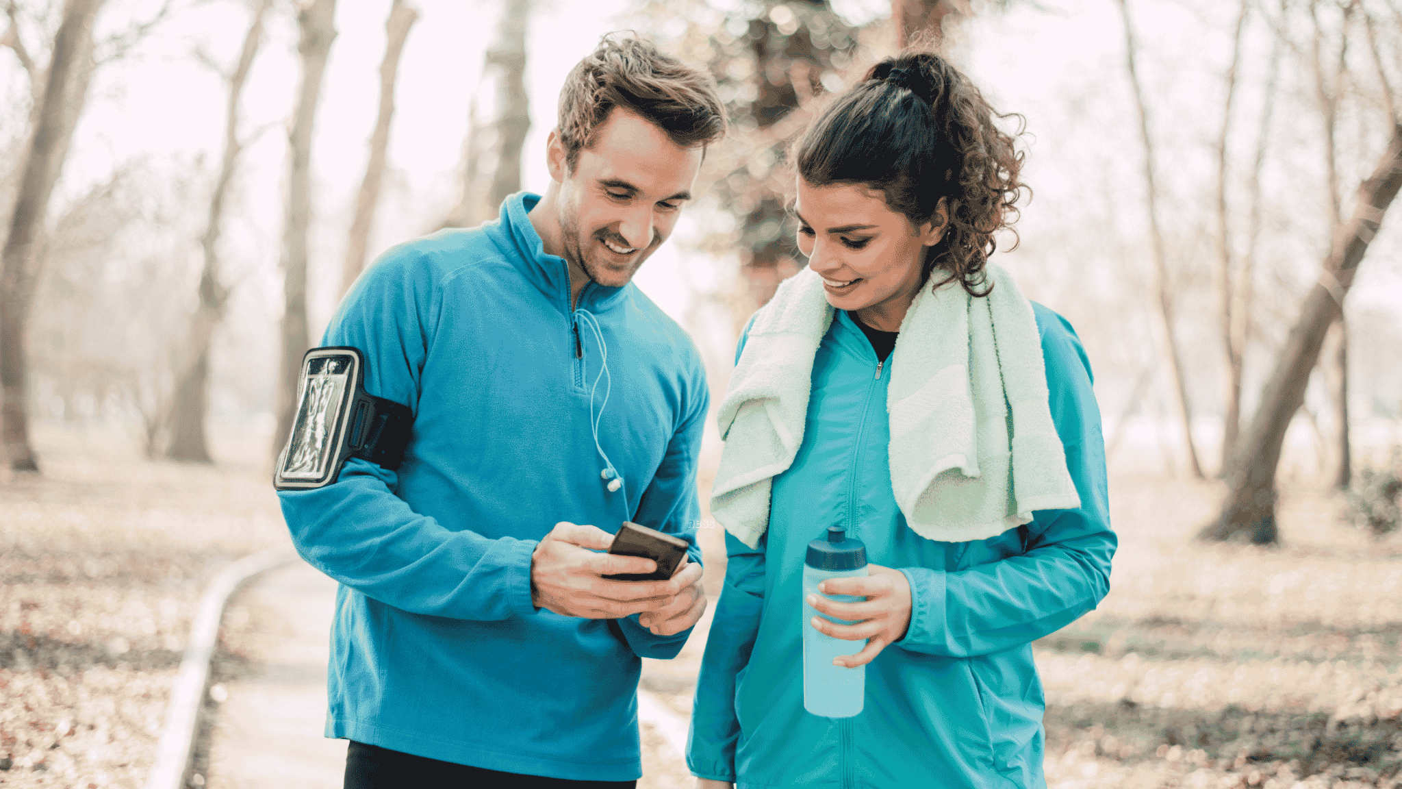 couple looking at phone durning workout