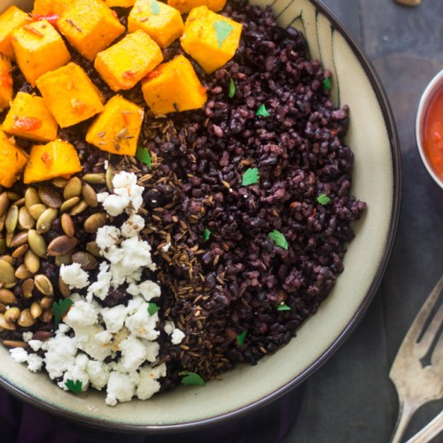 We love bowls which mean that this recipe is being added to our dinner repertoire: vegetarian, healthy and packed with delicious ingredients like pumpkin, black rice, goat cheese and Harissa!