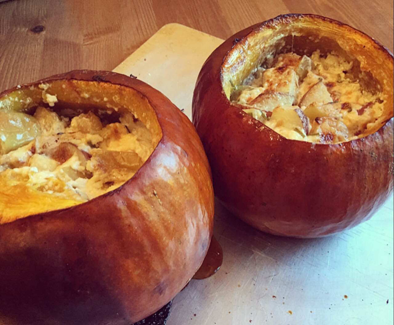 Looking for a way to use your fall pumpkins? Try this healthy and gooey stuffed pumpkin recipe with delcious pancetta, apple, potatoes and cheese.