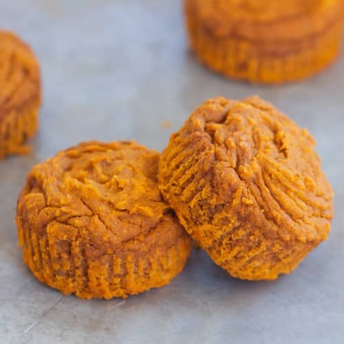Don't miss these vegan and flourless pumpkin muffins! Whip them up in 20 minutes in the blender.