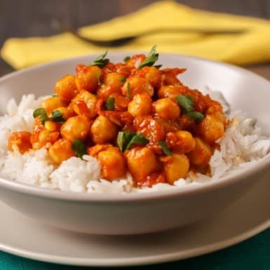Easy, healthy, delicious, vegan... this chickpea curry recipe with cauliflower rice is a MUST-MAKE. #recipe #vegan