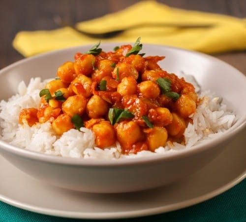 Easy, healthy, delicious, vegan... this chickpea curry recipe with cauliflower rice is a MUST-MAKE. #recipe #vegan