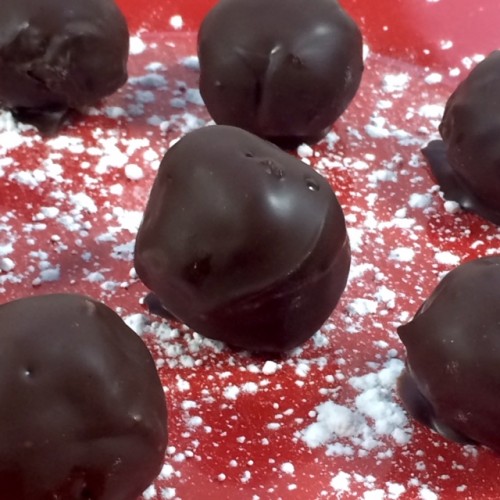 Snack on these healthy peanut butter protein balls to feed those muscles and satisfy that sweet tooth at the same time!