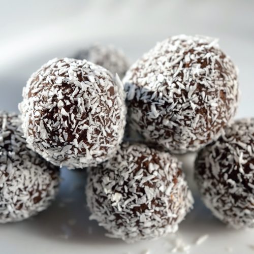 Spice up your holidays with these delicious protein-packed no-bake gingerbread balls filled with tasty gingerbread flavor! #gluten-free