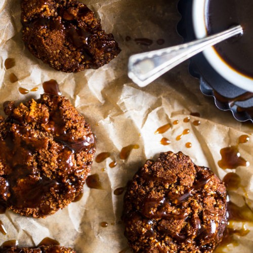 While up these delicious paleo caramel apple ginger snap cookies for a healthy holiday dessert that everyone will love