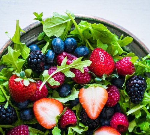 This super easy berry arugula salad is perfect for summer!