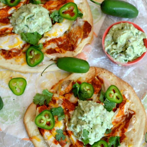 Healthy dinner in 15 minutes? Yes, you can with this skinny enchilada tostada recipe! #recipe #healthydinner