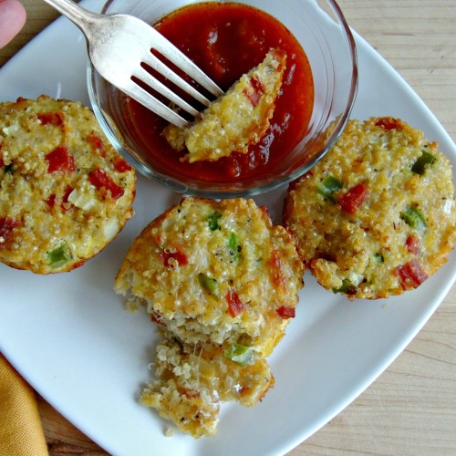 Try these healthy quinoa pizza muffins packed with protein and savory pizza flavor! #glutenfree #lowcalorie