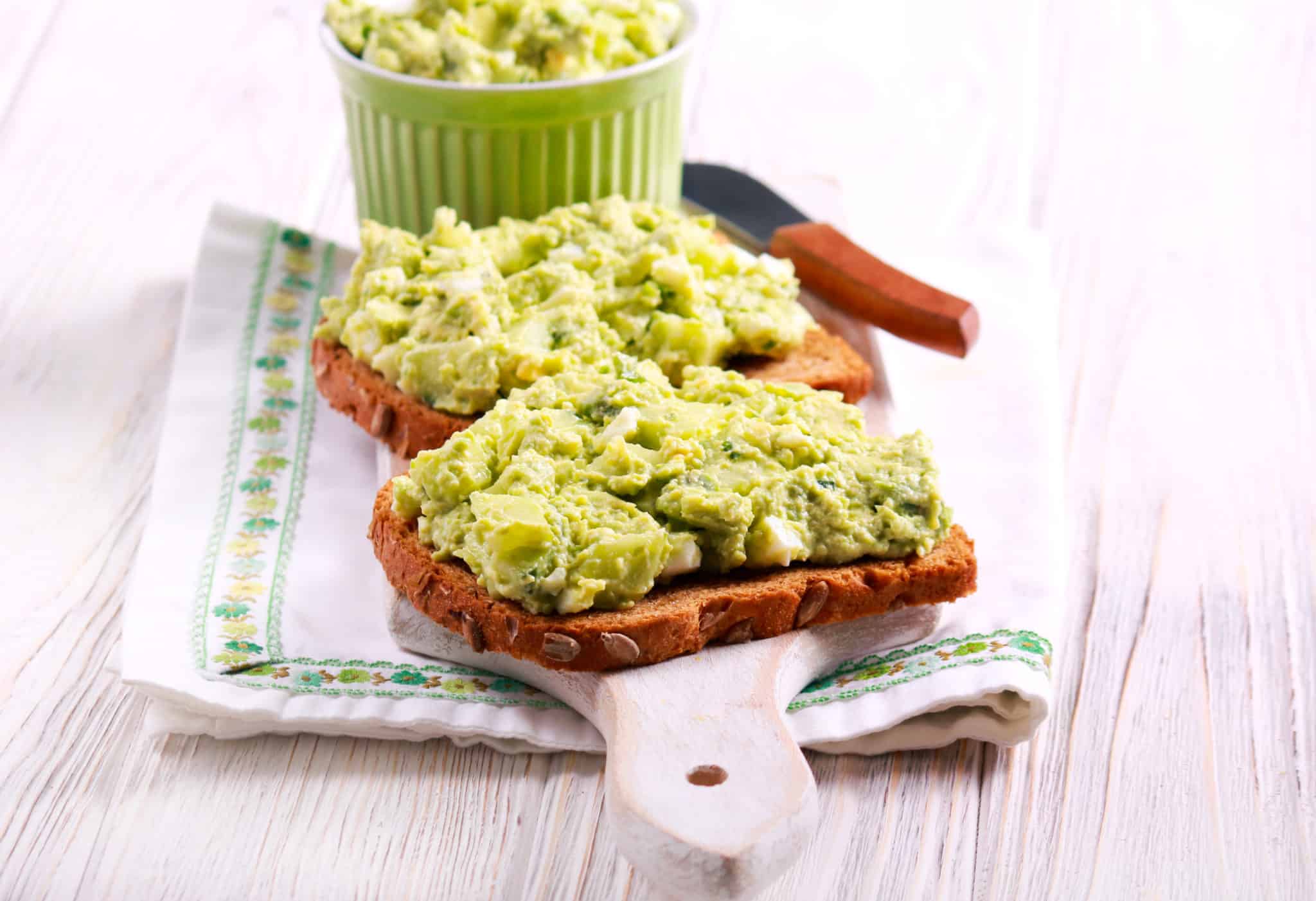 https://gethealthyu.com/wp-content/uploads/2016/06/Avocado-Egg-Salad.jpg