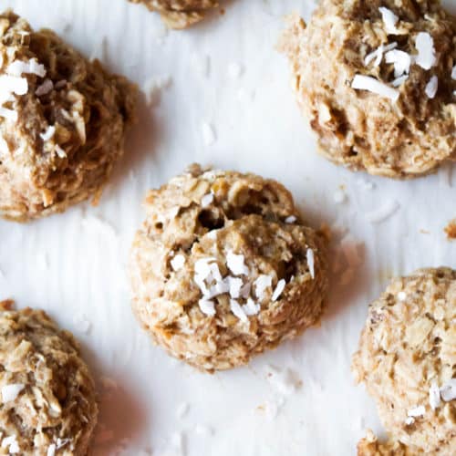 Filling, healthy, delicious - everything you could want for breakfast! Make a big batch of these healthy breakfast cookies and have breakfast ready to go all week long. #recipe #breakfastcookies