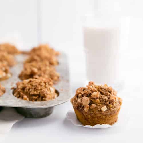 Check out these DELICIOUS Healthy Pumpkin Banana Muffins with Macadamia Nut Crunch! They're perfect for fall!