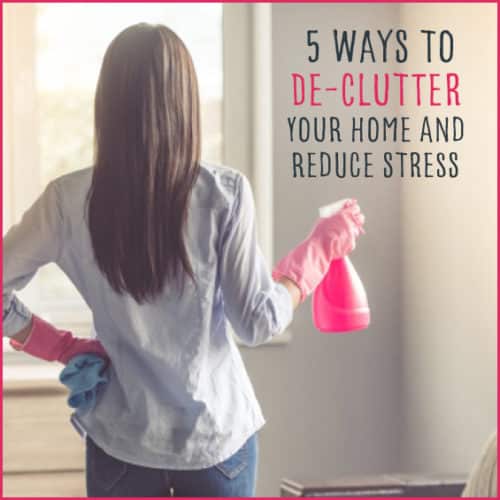 Woman with cleaning gloves holding spray bottle with text" 5 Ways To De-Clutter Your Home & Reduce Stress