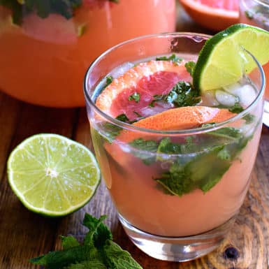 Check out this healthy cocktail recipe for Grapefruit Mojitos! Perfect for warm weather happy hours!