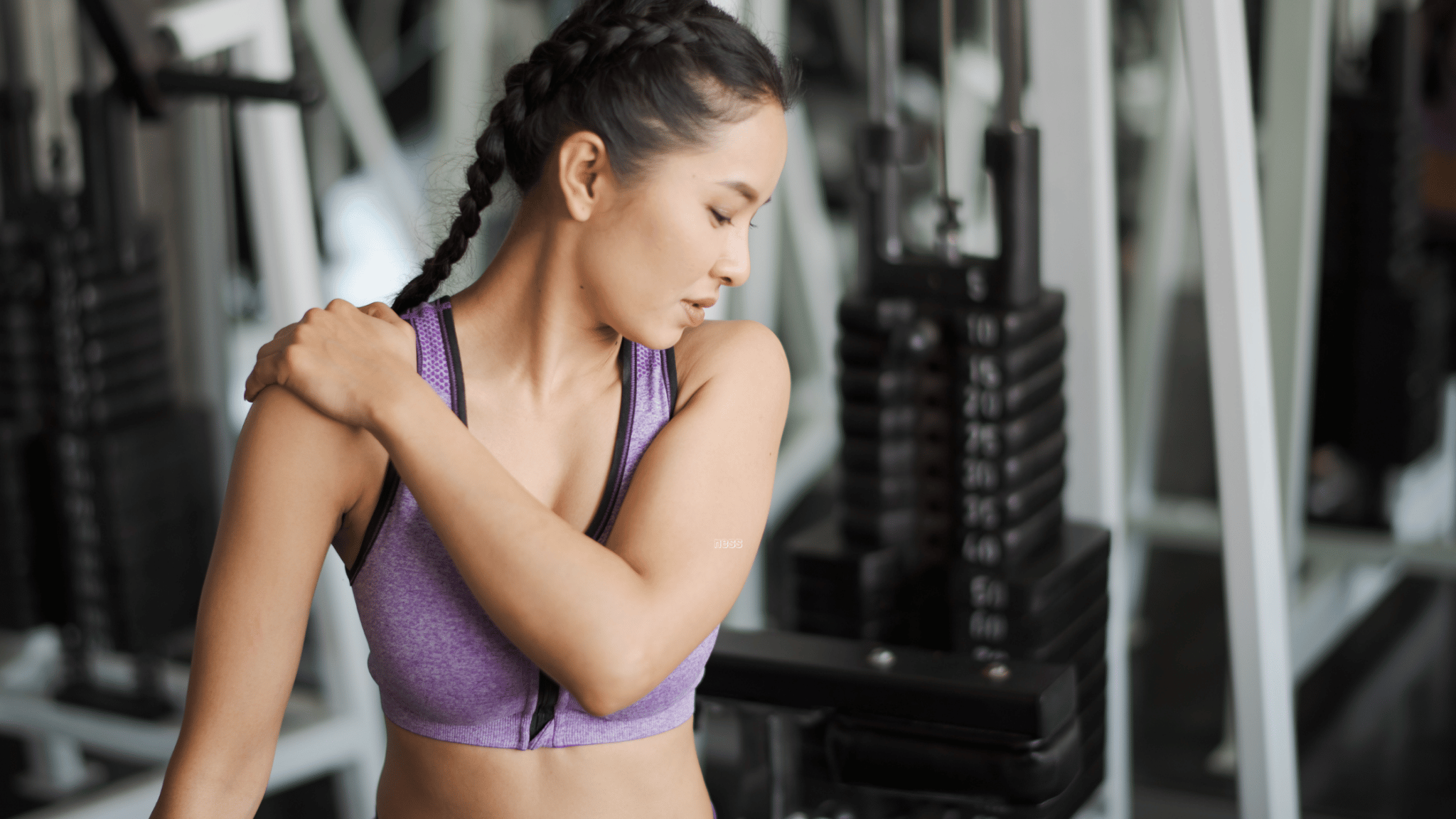 woman successful  a gym with enarthrosis  pain. 