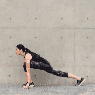 woman doing an alternating Runners Lunges