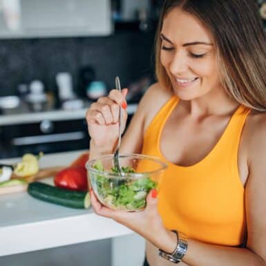 woman eating foods that lower blood sugar