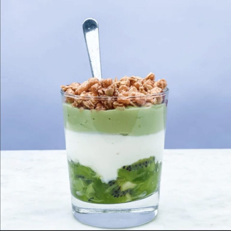  A parfait glass layered with kiwi, yogurt, matcha yogurt layer and granola.