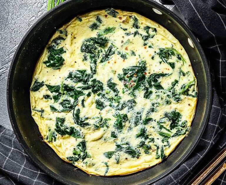 A veggie frittata in a pan makes for a great low-calorie breakfast.
