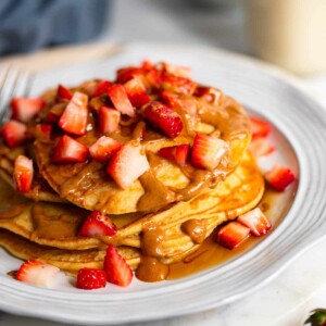 3 ingredient pancakes with berries