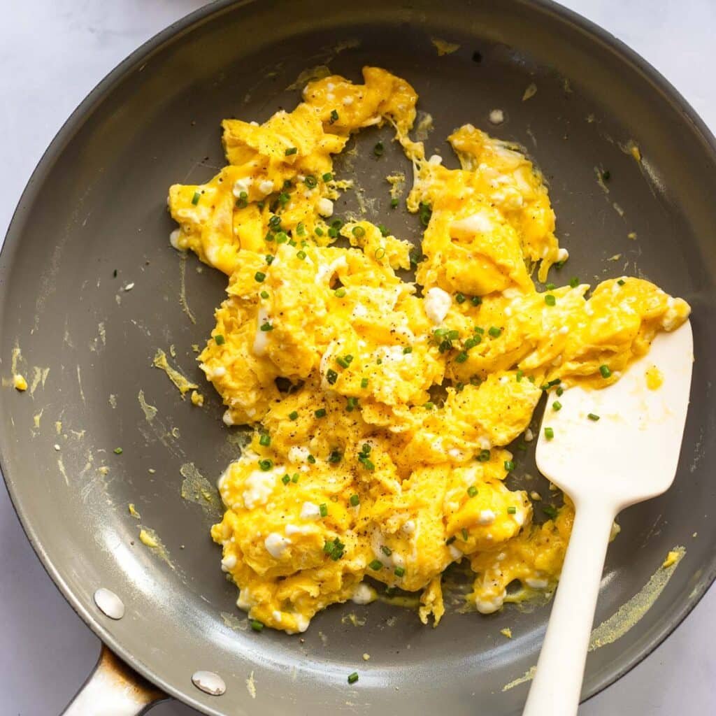 Make scrambled eggs with cheese in the pan