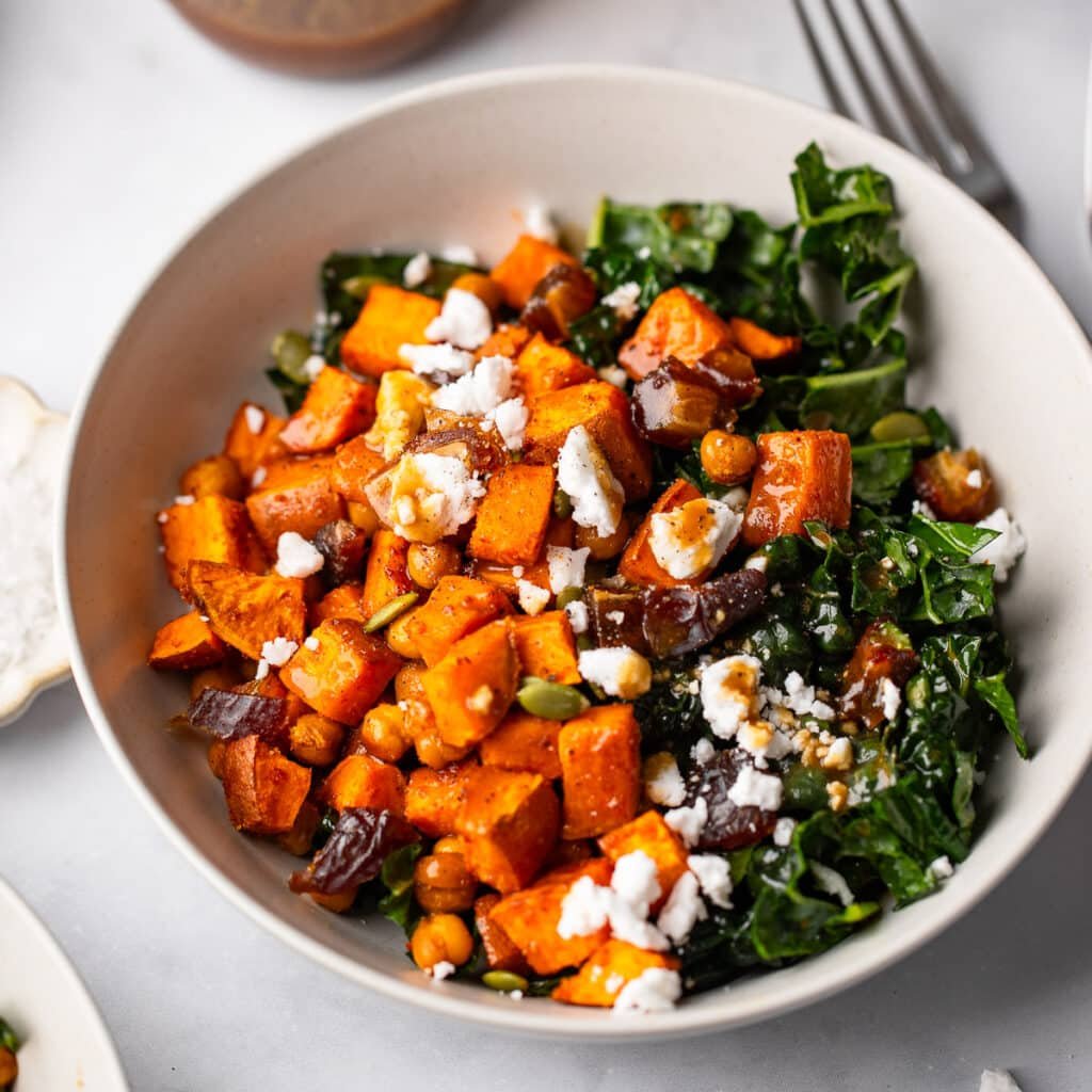 Prepare the chickpea bowl with a fork